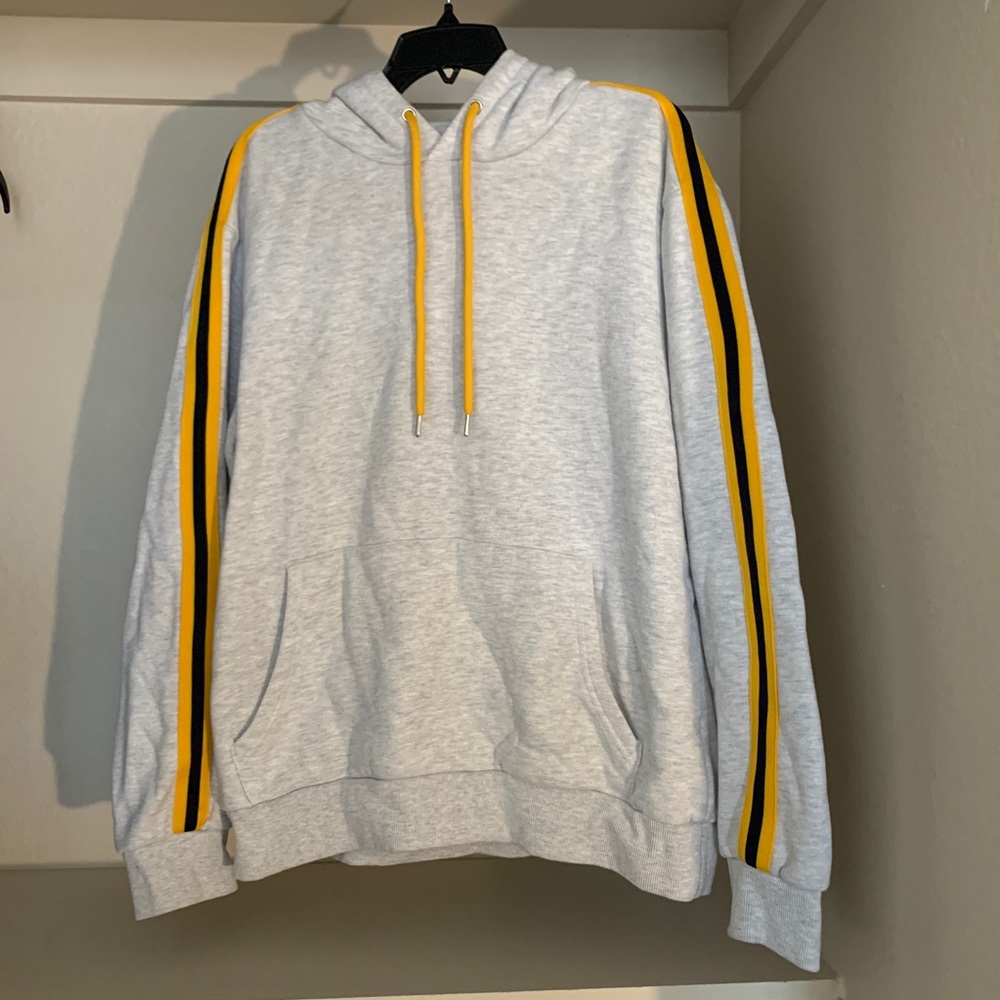 Long sleeve stripped hoodie.
